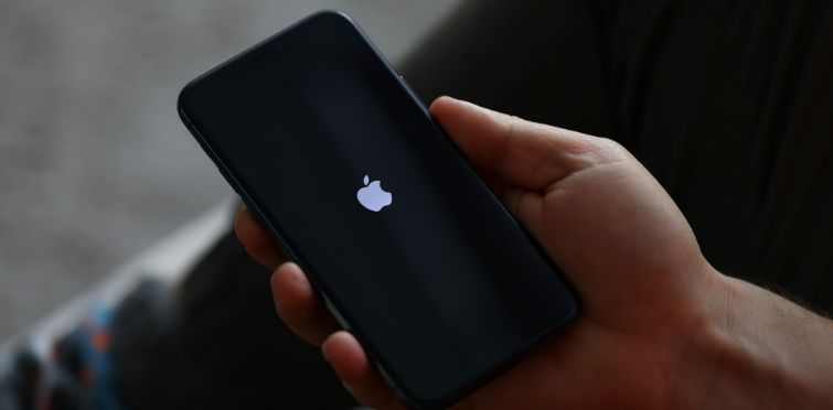iPhone 12 travando tem conserto?