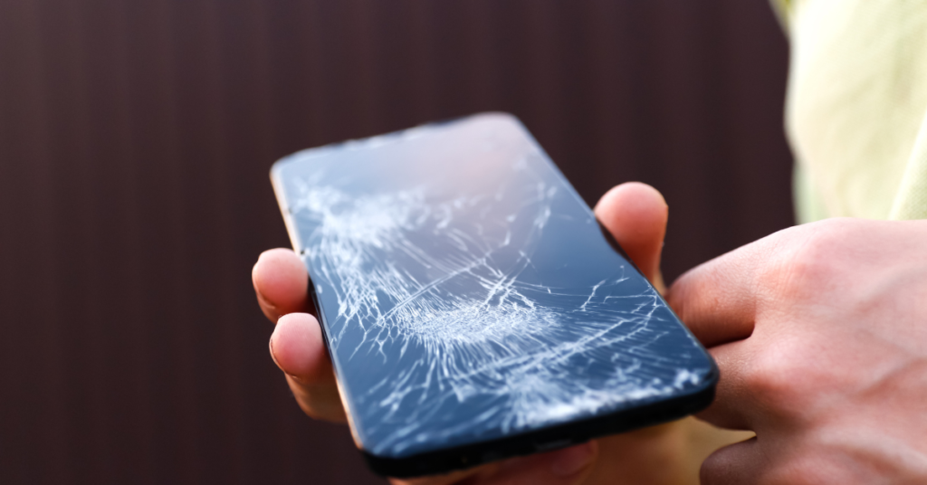 celular com tela trincada
